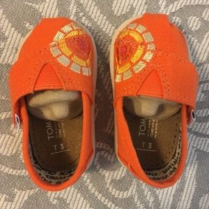 TOMS shoes size 3